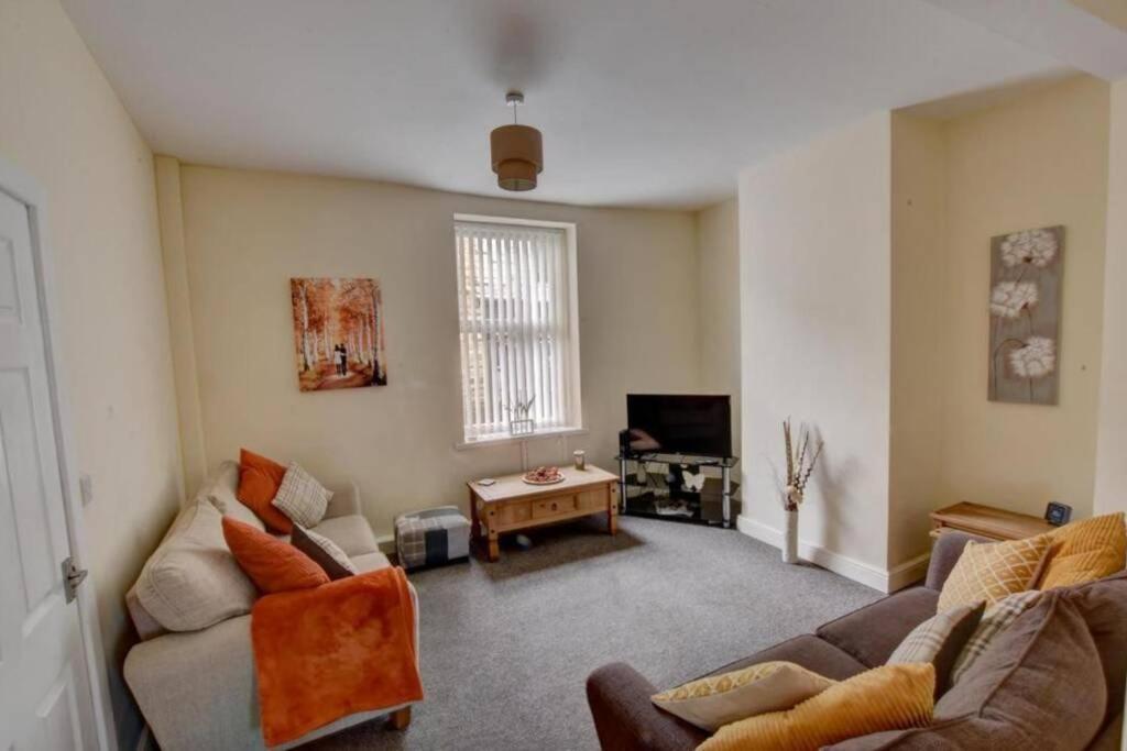 Pomfret House, 3 Bedrooms, Burnley Central, Contractors And Groups First Choice, Free Parking Exterior photo