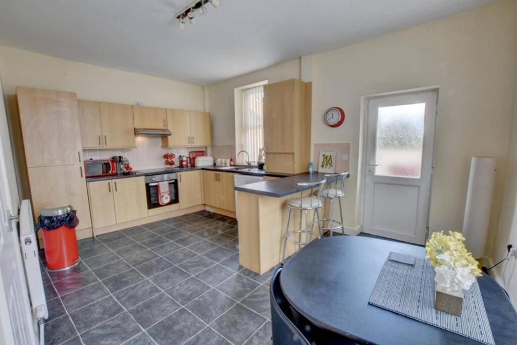 Pomfret House, 3 Bedrooms, Burnley Central, Contractors And Groups First Choice, Free Parking Exterior photo