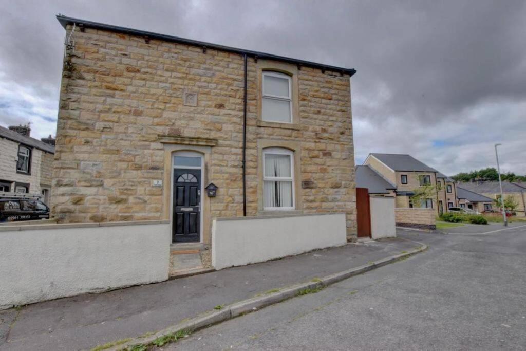 Pomfret House, 3 Bedrooms, Burnley Central, Contractors And Groups First Choice, Free Parking Exterior photo
